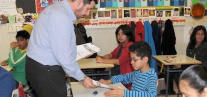 Un profesor reparte los exámenes en el colegio público Reina Victoria de la capital.