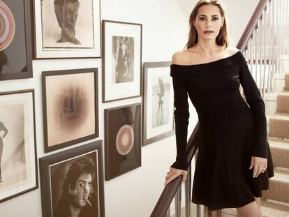 La modelo Yasmin Le Bon en su casa de Londres, entre fotos antiguas suyas y de su marido.