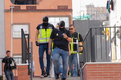 Agentes de La Policía Nacional en la barriada de El Príncipe de Ceuta.
