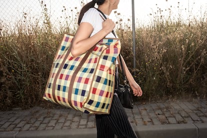 Verónica, en el camino a la cárcel de Valdemoro con la bolsa de ropa que lleva para su padre. 
