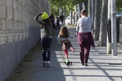 Una adulta y dos niñas pasean por Madrid en mayo de 2020.