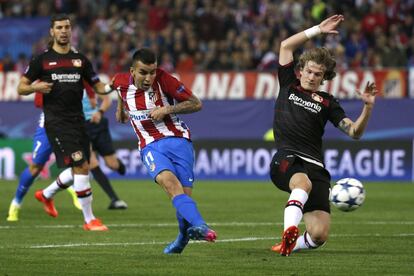 El jugador del Atlético de Madrid Ángel Correa (izquierda) golpea el esférico.