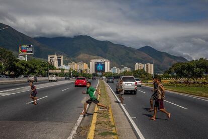 Um grupo de crianças atravessou uma rodovia depois de procurar uma bolsa com roupas escondidas no município de Chacao, em Caracas. Nenhuma instituição, pública ou privada, tem números ou uma estimativa da quantidade de crianças e adolescentes que vivem hoje nas ruas da Venezuela, mas a situação é óbvia.