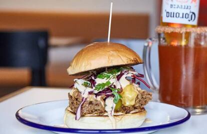 El fried chicken bun de Gringa, una gran cura para la resaca