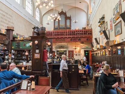 Interior del café-cervecería Olivier, en Utrecht (Países Bajos), que conserva elementos de la antigua iglesia en el que se ubica.