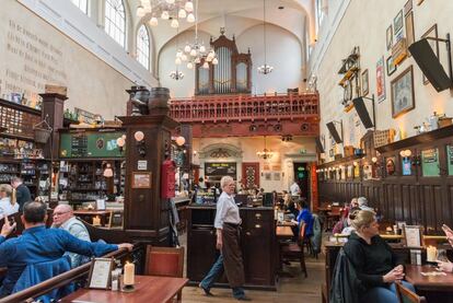 Interior del café-cervecería Olivier, en Utrecht (Países Bajos), que conserva elementos de la antigua iglesia en el que se ubica.