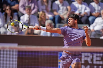 Alcaraz golpea la pelota durante el duelo con Musetti en la central de Roma.