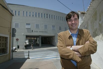 Tomás Gómez, ante el Ayuntamiento de Parla cuando era alcalde, el 25 de mayo de 2003.