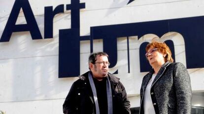 El director de Artium, Daniel Castillejo,  y su presidenta, Icíar Lamarain, tras la presentación del programa de 2013.