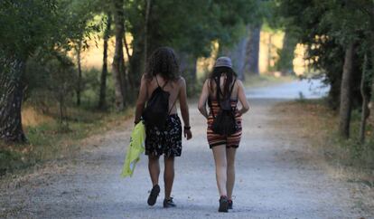 Dos personas pasean por un sendero en la zona Los Batanes, en Madrid.