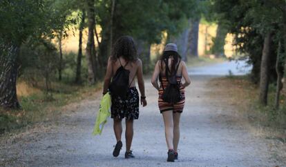 Dos personas pasean por un sendero en la zona Los Batanes, en Madrid.