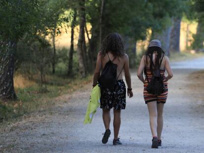 Dos personas pasean por un sendero en la zona Los Batanes, en Madrid.