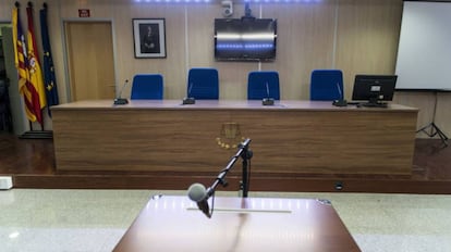Vista de una sala de juicio oral desde el asiento para declarar ante los magistrados y el letrado de justicia.