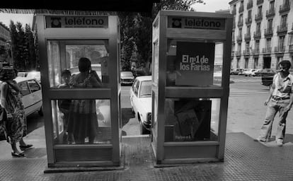 Cabinas telefónicas con publicidad de tabaco en el centro de Madrid, en 1978. La prohibición de publicidad, promoción y patrocinio de tabaco entró en vigor en 2006. Antes, la ley General de Publicidad de 1988 había dejado fuera de la televisión la publicidad del tabaco y el alcohol. Lo de las cabinas es otra cosa. La universalidad del teléfono móvil ha hecho desaparecer las colas de gente esperando turno y la necesidad de llevar suelto para poder llamar.