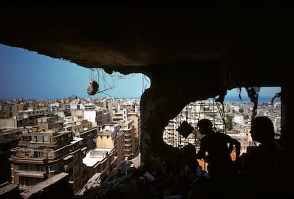 Francotiradores durante la guerra civil del Líbano en un edificio en ruinas de Beirut, en 1978.