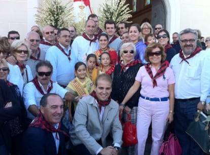 El presidente Francisco Camps, rodeado de participantes en la romería de la virgen del Pilar en Benejúzar (Alicante).