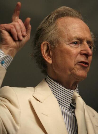 El escritor Tom Wolfe, en una conferencia en Buenos Aires