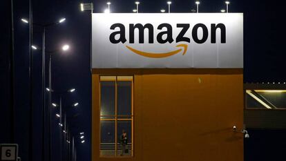 Logo de Amazon en un centro logístico en Francia