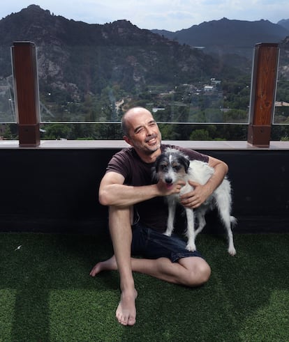 Mariano Alameda con su perro 'Elfo'.