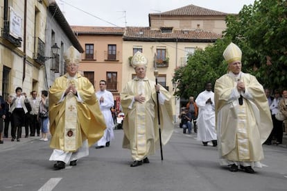 Juan Antonio Reig Pla (centro), en su toma de posesión como obispo de Alcalá de Henares, en 2009.