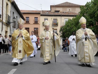 Juan Antonio Reig Pla (centro), en su toma de posesi&oacute;n como obispo de Alcal&aacute; de Henares, en 2009.