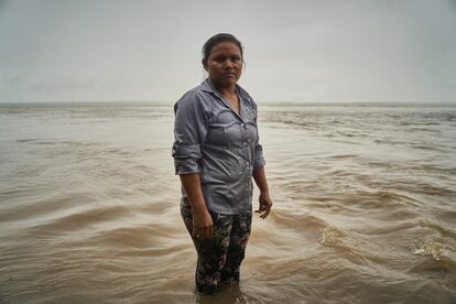 Lilia posa para um retrato no rio Amazonas. Seu caminho, como o de tantas outras mulheres indígenas, tem sido de permanente luta e determinação. Em meio ao patriarcado dominante, o controle masculino tende a ser absoluto. Isso exige que as mulheres tenham mais audácia se quiserem se esgueirar por uma fenda e começar a trabalhar cara a cara com os homens.