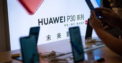 Móviles Huawei en una tienda de Pekín.