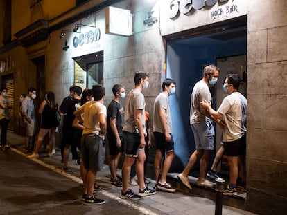 Fila para entrar no pub Ocean Rock, no bairro de Malasaña, no momento da reabertura, na noite de quinta.