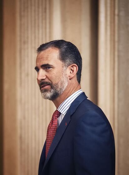 El Rey presidió por primera vez la reunión del patronato de la Fundación Carolina el pasado 17 de junio de 2015 en el palacio de la Zarzuela (Madrid), dos días antes de cumplir un año como Monarca.