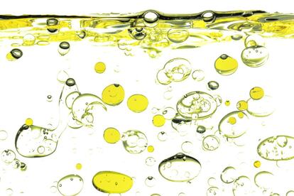 <p>Es la base de la formulación cosmética. En química se define como la dispersión de un líquido en otro no miscible con él. O lo que es lo mismo, que no se mezclan. Pero conviven: como el agua y el aceite en una mayonesa. <strong>Puede ser de dos tipos</strong>: si dispersamos el aceite en una fase continua acuosa, hablamos de emulsión de aceite en agua (<em>oil-in-water</em>, <em>o/w</em>). Si la fase continua es la oleosa a la que se le añade agua, tenemos una emulsión de agua en aceite (<em>water-in-oil</em>, <em>w/o</em>). Un resultado más bien líquido dará lo que se llama una loción y uno semisólido resulta en una crema o manteca (de densidad mayor).</p>