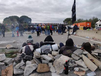 Barricades on the AP-7 near Salt, Girona.