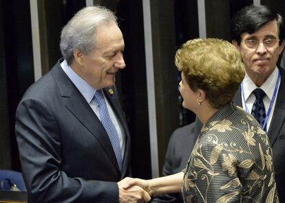 La presidenta suspendida de Brasil, Dilma Rousseff (d), saluda al presidente del Tribunal Supremo de Justicia, Ricardo Lewandowski (i), antes de presentar sus alegatos finales en el Senado.