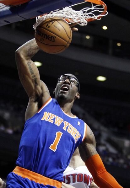 Amare Stoudemire, de los Knicks, machaca durante el partido ante los Pistons.