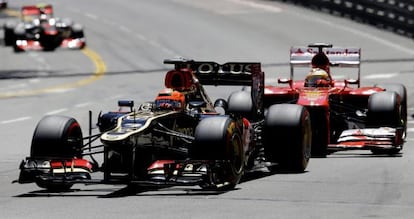 Ferrari driver Fernando Alonso (r) puts pressure on the Lotus of Kimi Raikkonen at Sunday&rsquo;s Monaco GP. 