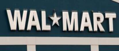 Casi la mitad de los 2.300 despidos previstos por Walmart afectarán a cargos intermedios, mientras que el resto serán empleados que cobran por horas en aquellas tiendas que obtengan peores resultados, según indicó The Wall Street Journal. EFE/Archivo