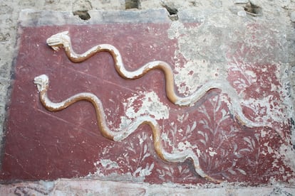 Dos serpientes de estuco en el altar del gran Larario hallado en Pompeya.