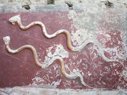 Dos serpientes de estuco en el altar del gran Larario hallado en Pompeya.