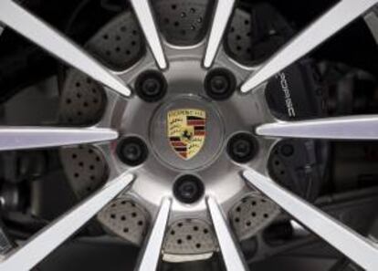Detalle del logo de Porsche en la llanta de un coche. EFE/Archivo