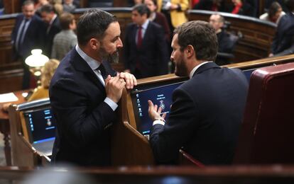 El presidente del Partido Popular, Pablo Casado (derecha) y el líder de Vox, Santiago Abascal, conversan durante la sesión constitutiva de la Cámara Baja. 