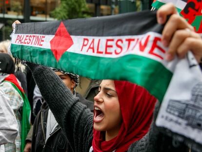 Una manifestante a favor de palestina protesta en Nueva York