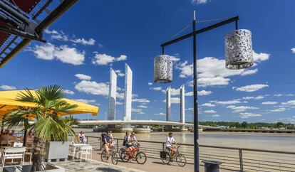 Puente Jacques Chaban-Delmas, sobre el río Garona, en Burdeos (Francia).