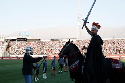 Arturo Vidal monta a caballo durante su presentación, este jueves.