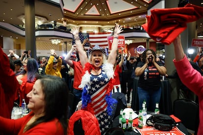 Seguidores de Trump en una fiesta del Partido Republicano en el Ahern Hotel de Las Vegas (Nevada).