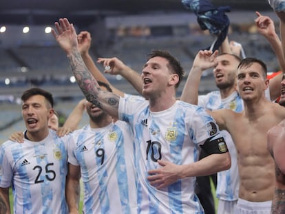 Messi y los jugadores de Argentina celebran el triunfo en Maracaná.