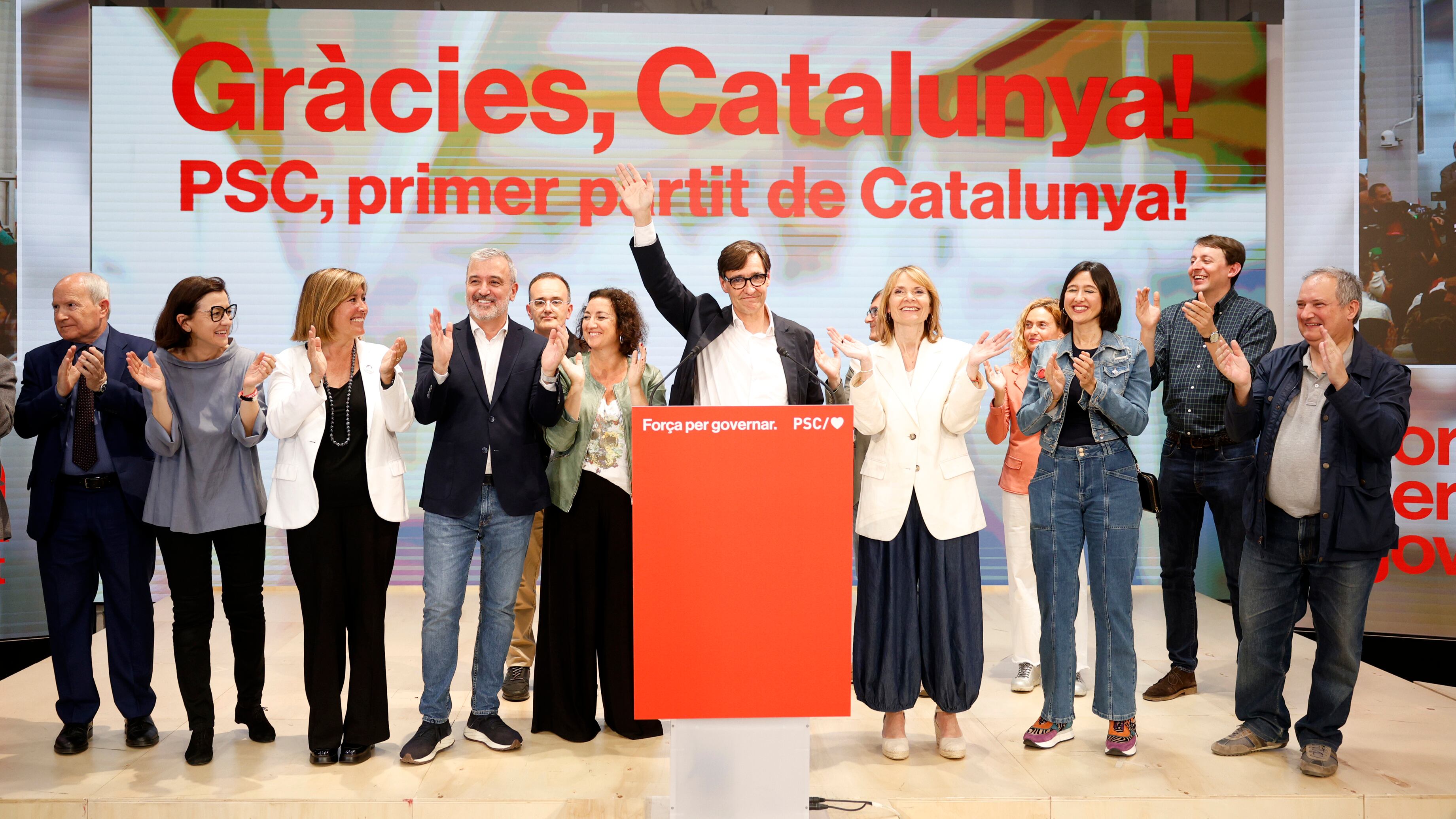 El candidato del Partido Socialista de Cataluña (PSC), Salvador Illa, celebra los resultados obtenidos en las elecciones de Cataluña, en Barcelona este domingo.