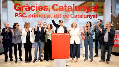 El candidato del Partido Socialista de Cataluña (PSC), Salvador Illa, celebra los resultados obtenidos en las elecciones de Cataluña, en Barcelona este domingo.