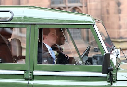 El séptimo duque de Westminster, uno de los hombres ricos del Reino Unido (ha heredado un patrimonio inmobiliario de casi 13.000 millones de dólares), ha llegado a la catedral en un enorme Land Rover Defender verde entre fuertes aplausos de quienes se encontraban en las calles de Chester. Con él iban varios amigos de la infancia.