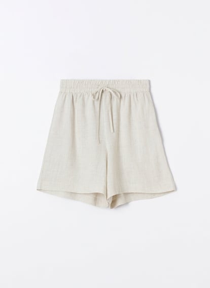 Este verano, los ‘shorts’ de estilo pijamero se imponen como ‘must’: si quieres elegir un diseño atemporal, opta por unos en tono beis. 14,99 €