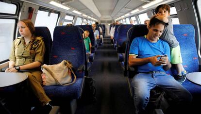 Pasajeros en el primer tren de alta velocidad de Israel, en septiembre de 2018.