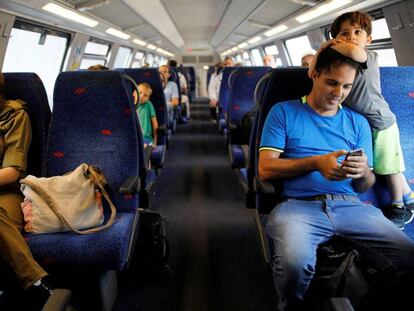 Pasajeros en el primer tren de alta velocidad de Israel, en septiembre de 2018.